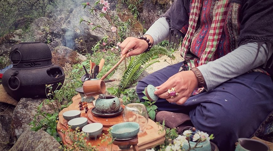 ##s###Au fil des années, la cérémonie de thé vietnamien a connu des transformations. Néanmoins, quelle que soit l’époque, cet art de vivre conserve toujours la même philosophie sobre et profonde. On déguste le thé parce qu'il procure des sensations agréables, un sentiment de légèreté... À l'origine, le thé était consommé comme un médicament avant de devenir une boisson usuelle. Pour l’heure, on vous le sert souvent aux événements communautaires ou aux fêtes, et surtout entre amis intimes. En dehors de chez eux, les Vietnamiens prennent aussi le thé dans la rue, sur un trottoir, dans les petites ruelles tranquilles... Les buvettes de thé dans la rue, qui servent du thé vert chaud ou glacé, est une partie intéressante de la culture de la rue vietnamienne. Photo: Vietnamplus