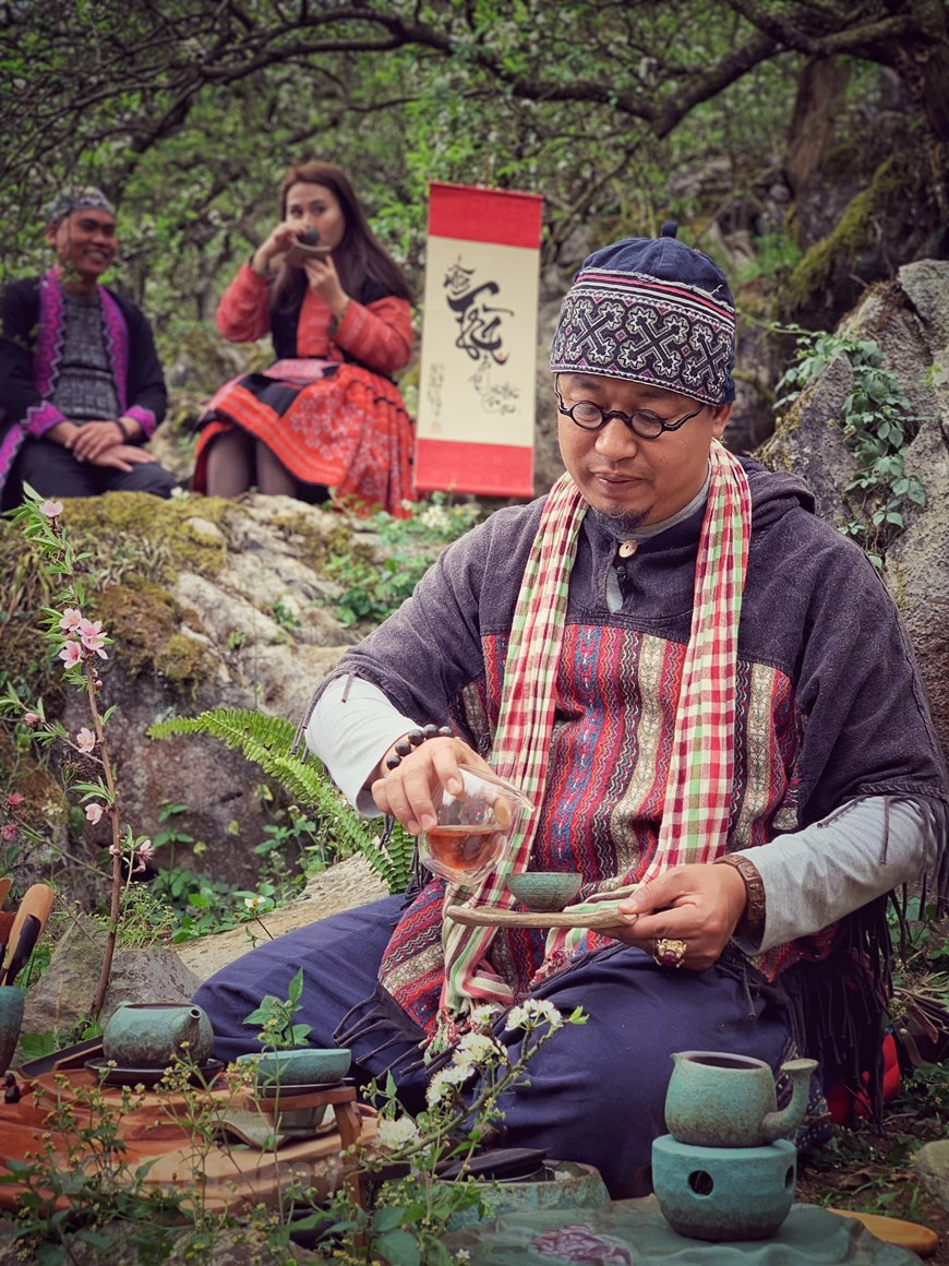 Le parcours professionnel de Nguyên Cao Son est digne d’admiration. "Auparavant, le thé Viêt semblait inconnu à l’extérieur du pays. Parfois, lors de voyages de travail en Chine, je trouvais des paquets de thé vietnamien en vente sur lesquels était apposée l’étiquette d’une marque chinoise quelconque. En tant qu’expert en thé, j’étais triste de voir cela. En effet, il y a chaque jour une grande quantité de thé brut vietnamien qui passe la frontière à Lang Son et Hà Giang pour entrer en Chine. Le thé y est traité, avant d’être empaqueté et vendu par une marque chinoise. Constater cela m’a fait réfléchir", se rappelle-t-il. Photo: Vietnamplus