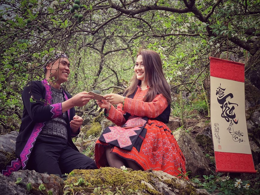 L’expert en thé Nguyên Cao Son a aussi l’ambition de développer les produits se mariant bien à la dégustation du thé. "Dans ma boutique Cao Son à Hanoï, le thé est souvent servi avec du bánh đâu xanh (petit gâteau de haricot mungo, spécialité de la province de Hai Duong). Tandis qu’à mon salon de thé du resort Le Champ Tú Lê (province de Yên Bái au Nord-Ouest), c’est du bánh côm (gâteau de jeune riz gluant, spécialité de Yên Bái) qui accompagne la boisson. Il y a encore de nombreuses friandises qui se dégustent à merveille avec le thé", vante Nguyên Cao Son. Photo: Vietnamplus