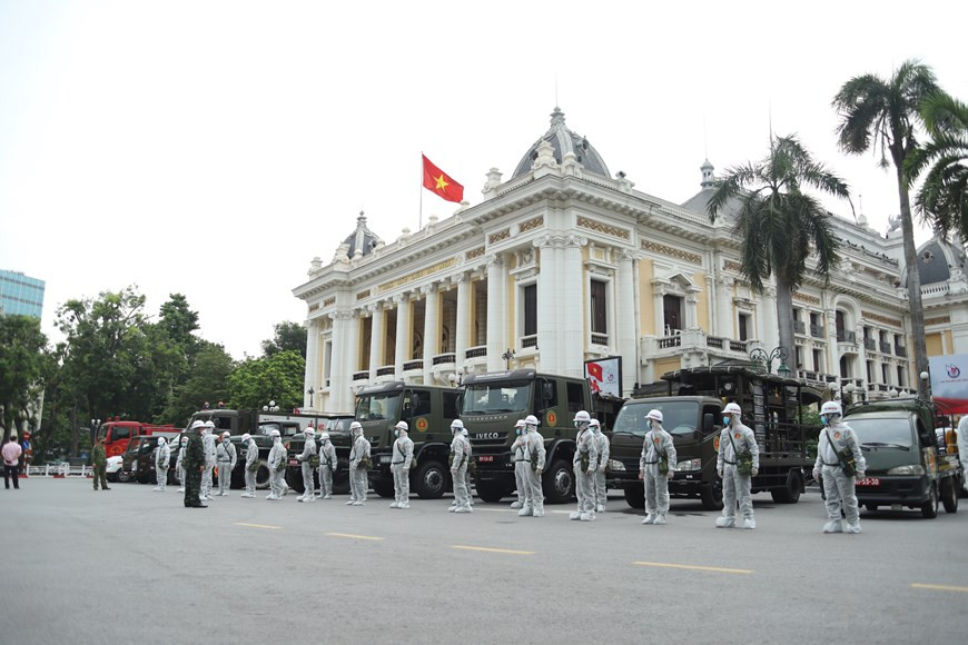 Quelque 180 cadres, soldats et 15 véhicules spécifiques de l'arme de la chimie et du Commandement de la capitale Hanoï sont mobilisés. Photo: Vietnam+