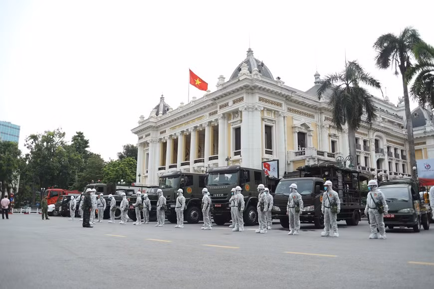 Quelque 180 cadres, soldats et 15 véhicules spécifiques de l'arme de la chimie et du Commandement de la capitale Hanoï sont mobilisés. Photo: Vietnam+