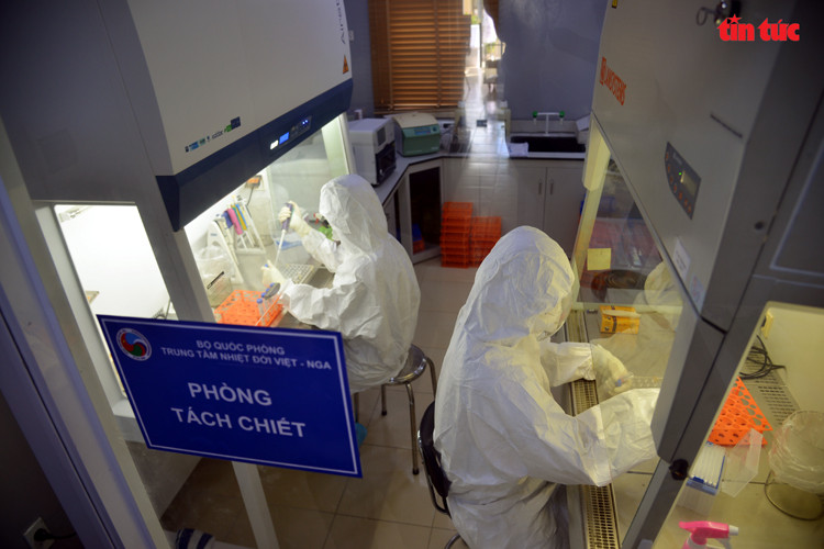 La capacité moyenne des laboratoires mobiles au Sud est de 800 échantillons par jour. Photo: VNA