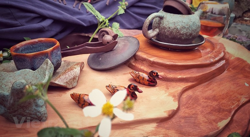 Ni maniérée comme celle des Japonais, ni compliquée comme celle des Chinois, la cérémonie du thé vietnamienne est simple et extrêmement relaxante. Déguster une petite tasse de thé par un beau jour de printemps permet de s’unir à la nature et de se livrer à l'introspection. « Premièrement, de l’eau. Deuxièmement, du thé. Troisièmement, le procédé de préparation. Et quatrièmement, la tasse ». Voilà les éléments de base indispensables pour une vraie cérémonie de thé à la vietnamienne. Lors des jours du Têt, les Vietnamiens adorent méditer autour d'une tasse bien chaude préparée de façon traditionnelle. D’autant plus s’il s’agit de thé au lotus. Photo: Vietnamplus