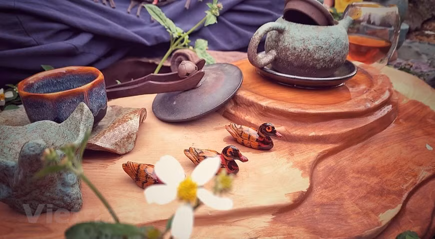 Ni maniérée comme celle des Japonais, ni compliquée comme celle des Chinois, la cérémonie du thé vietnamienne est simple et extrêmement relaxante. Déguster une petite tasse de thé par un beau jour de printemps permet de s’unir à la nature et de se livrer à l'introspection. « Premièrement, de l’eau. Deuxièmement, du thé. Troisièmement, le procédé de préparation. Et quatrièmement, la tasse ». Voilà les éléments de base indispensables pour une vraie cérémonie de thé à la vietnamienne. Lors des jours du Têt, les Vietnamiens adorent méditer autour d'une tasse bien chaude préparée de façon traditionnelle. D’autant plus s’il s’agit de thé au lotus. Photo: Vietnamplus
