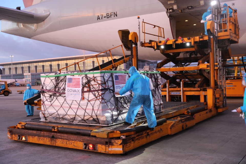 Après avoir reçu ce lot du vaccin, le ministère de la Santé a décidé de transporter immédiatement un million de doses à Ho Chi Minh-Ville. Photo: VNA