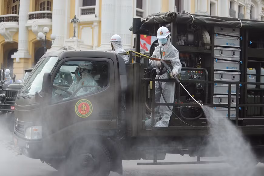 Désinfection dans l'arrondissement de Hoan Kiem. Photo: Vietnam+