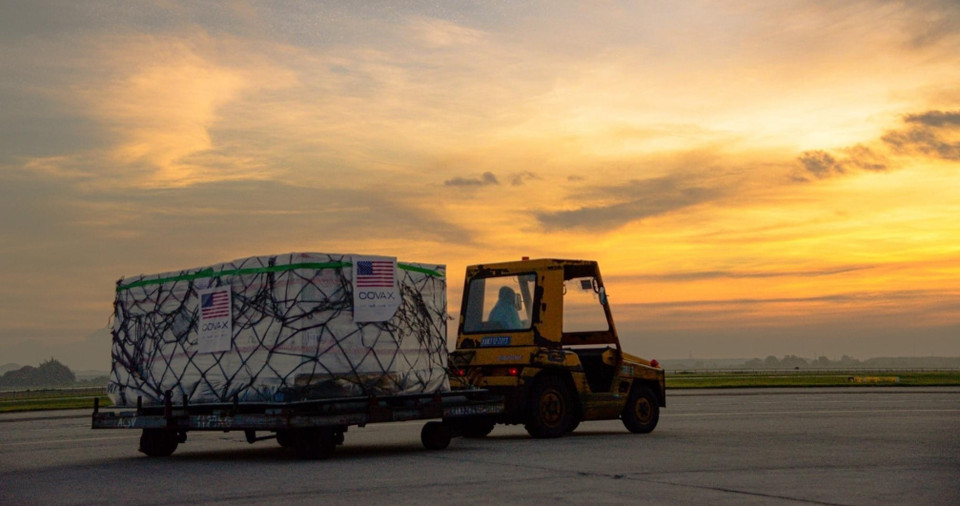 Ce lot de vaccin fait partie des 80 millions de doses de vaccins que le président des États-Unis s'est engagé à fournir à des pays étrangers à travers le monde, dont environ 41 millions de doses distribuées via le Mécanisme COVAX. Photo: VNA