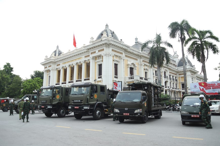Une désinfection à grande échelle est effectuée depuis le 26 juillet dans certains endroits des arrondissements de Hoan Kiem, Hai Ba Trung, Dong Da, Hoang Mai et des districts de Quoc Oai, Chuong My, Thach That pour empêcher la propagation du coronavirus. Photo: Vietnam+