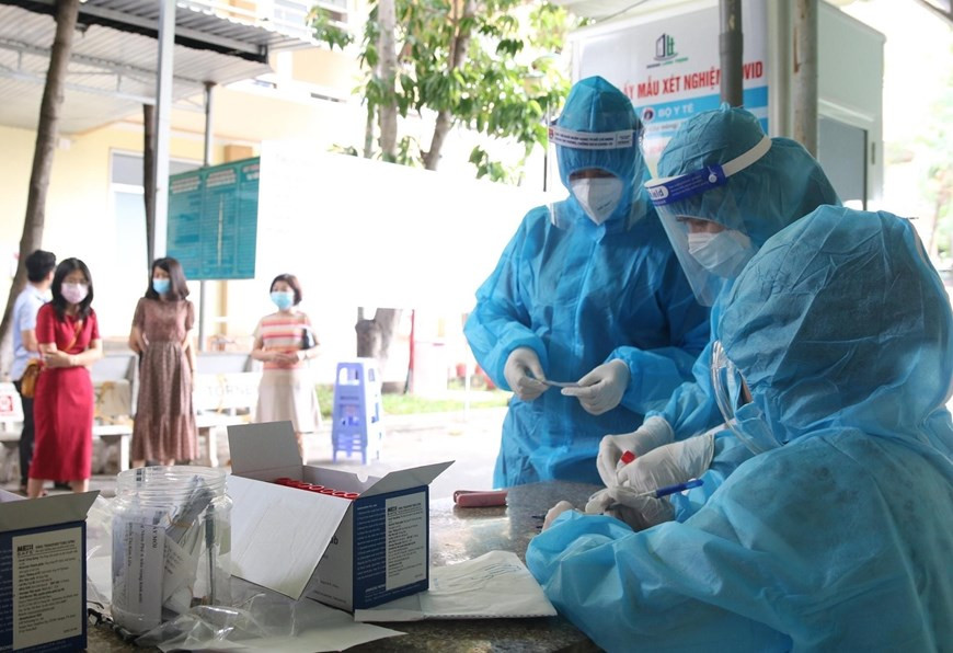 Les étudiants en médecine se préparent à prélever des échantillons pour les tests de dépistage du coronavirus chez des habitants dans le 3e quartier du 3e arrondissement. Photo : VNA