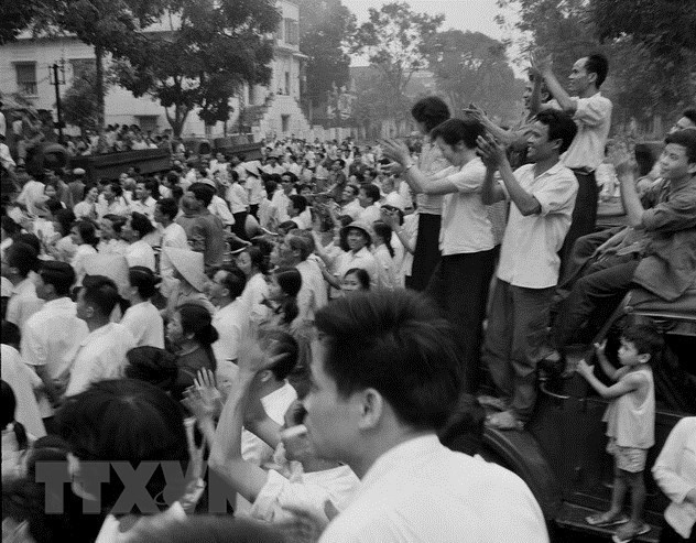 Les habitants se rassemblent le 30 avril 1975 devant le siège de l'Agence vietnamienne d’information (VNA), 5 rue Ly Thuong Kiet à Hanoi, pour attendre la nouvelle de la victoire de Saïgon. Photo: VNA