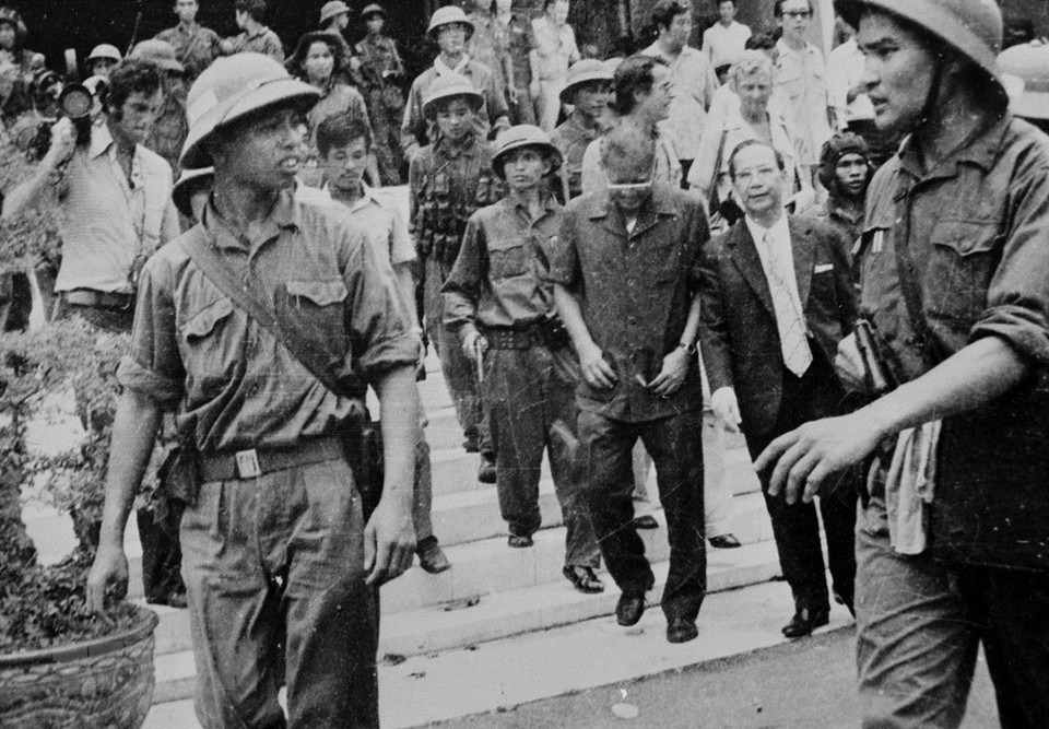 Le président du régime fantoche de Saïgon, Duong Van Minh, se rend sans condition à l'Armée de libération. Photo: VNA