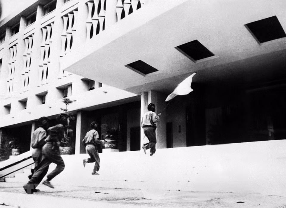 Le 30 avril 1975, des soldats de la Division Huong Giang se déplacent pour lever le drapeau au Palais de l'indépendance, bureau du président du régime fantoche. Photo: VNA