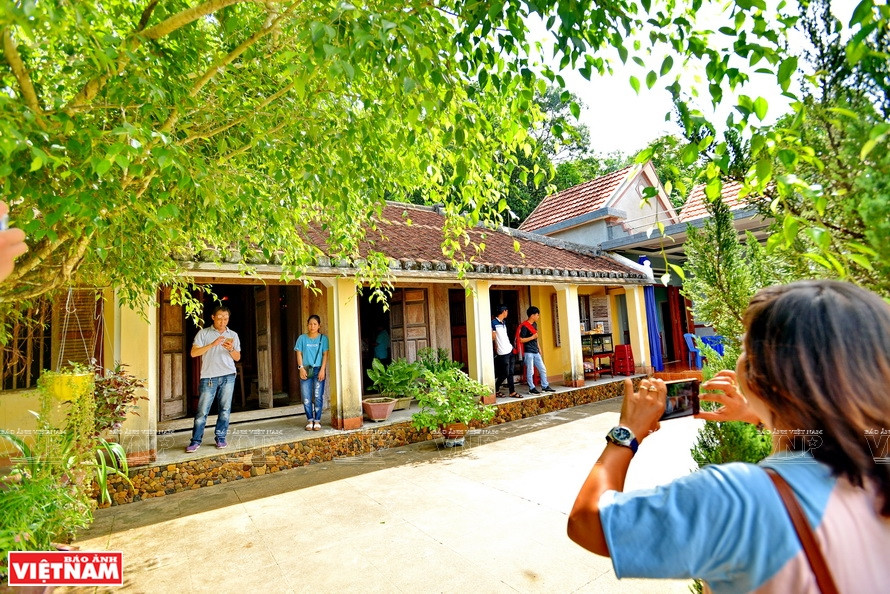 Des touristes visitant une ancienne maison du village.