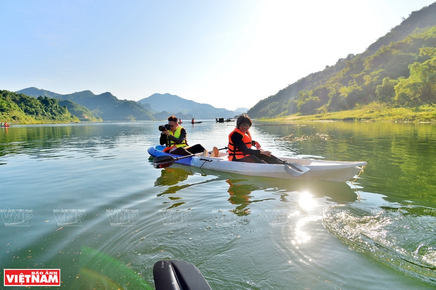 Canaö sur le lac de Hoà Binh.