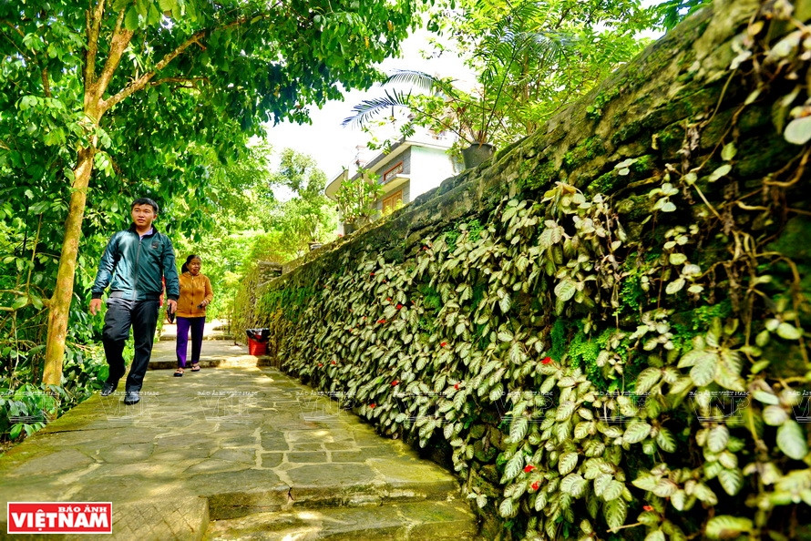 Sentiers et murs en pierres constituent un trait typique du village.