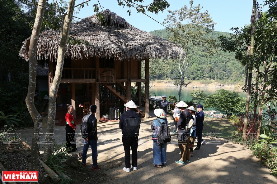 Touristes découvrqnt la culture et l’histoire du village.