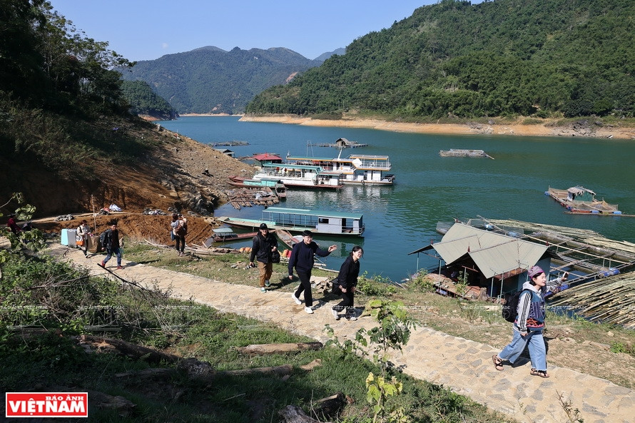 Des touristes satisfaits d’être arrivés au village de Da Bia.