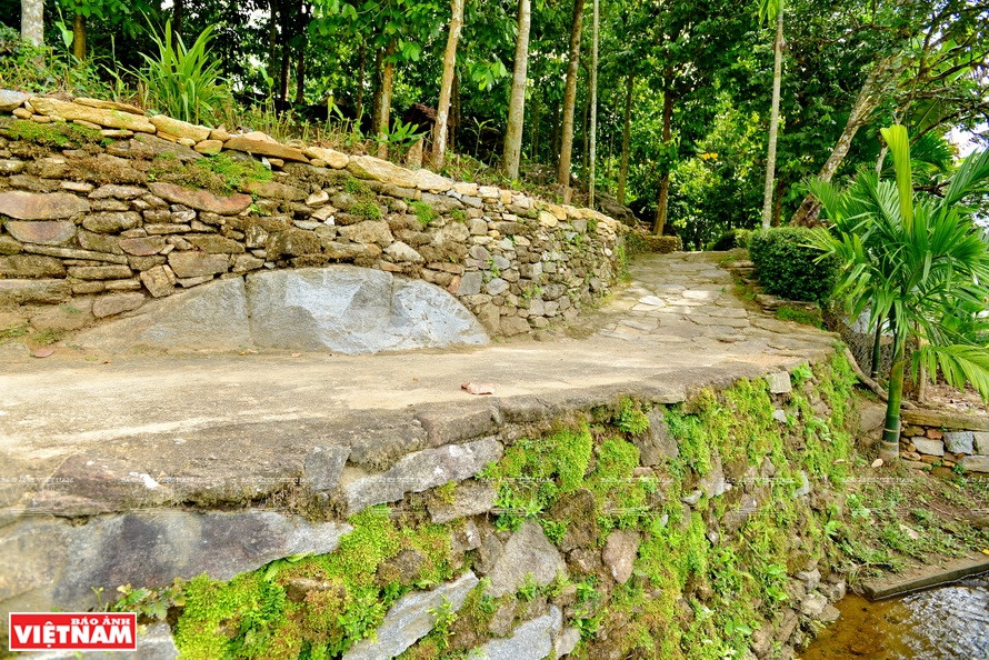 Les constructions en pierres protègent le village contre les inondations, les glissements de terrain et l'érosion.