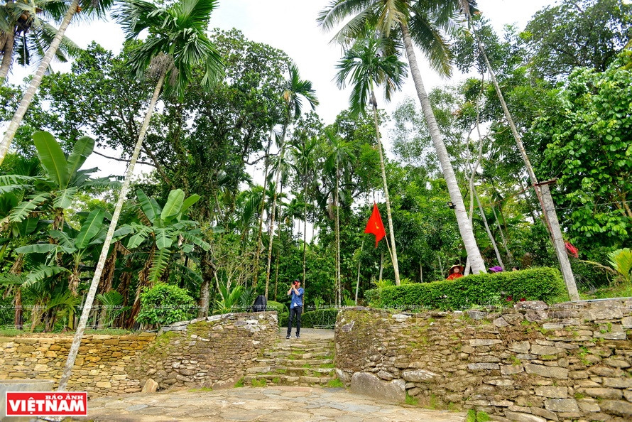 Clôture et porte d'entrée d'une maison-jardin à Lôc Yên