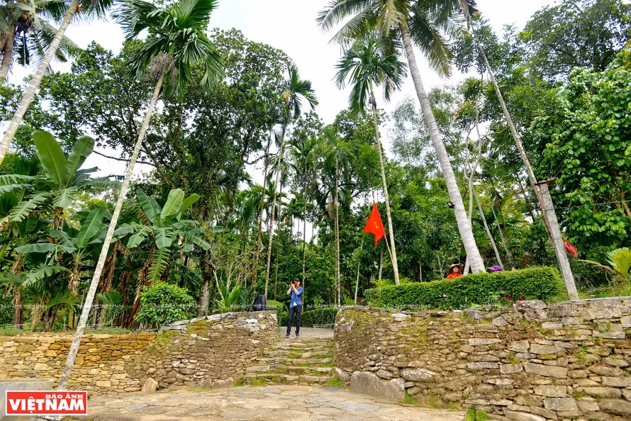 Clôture et porte d'entrée d'une maison-jardin à Lôc Yên