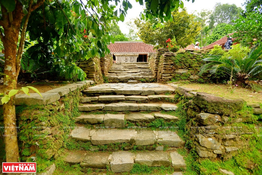 Des escaliers en pierres menant à une maison.