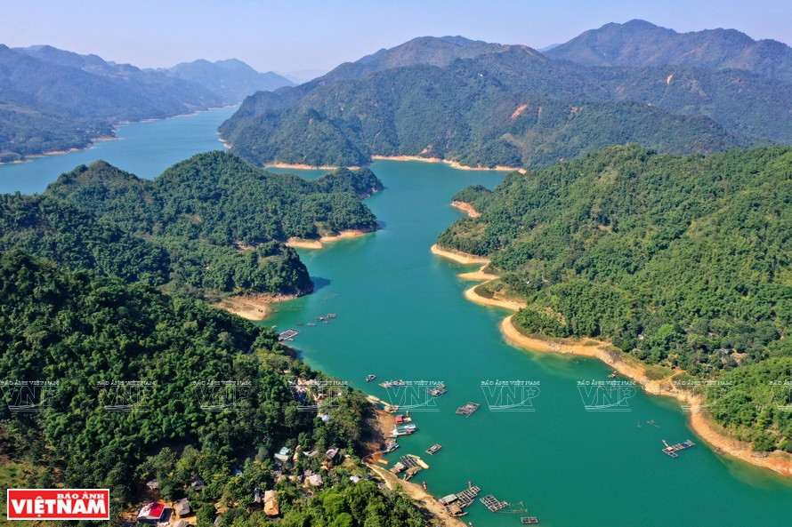 Panorama du lac de Hoà Binh.