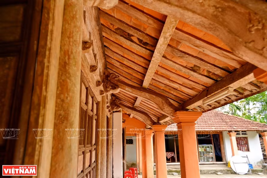 Le village compte une dizaine de maisons centenaires en bois.