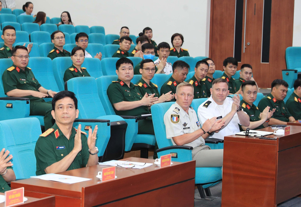 Le général de brigade Hoang Kim Phung (1er de gauche), chef du Département des opérations du maintien de la paix du Vietnam et des experts européens lors de la cérémonie d'ouverture du cours. Photo: VNA.