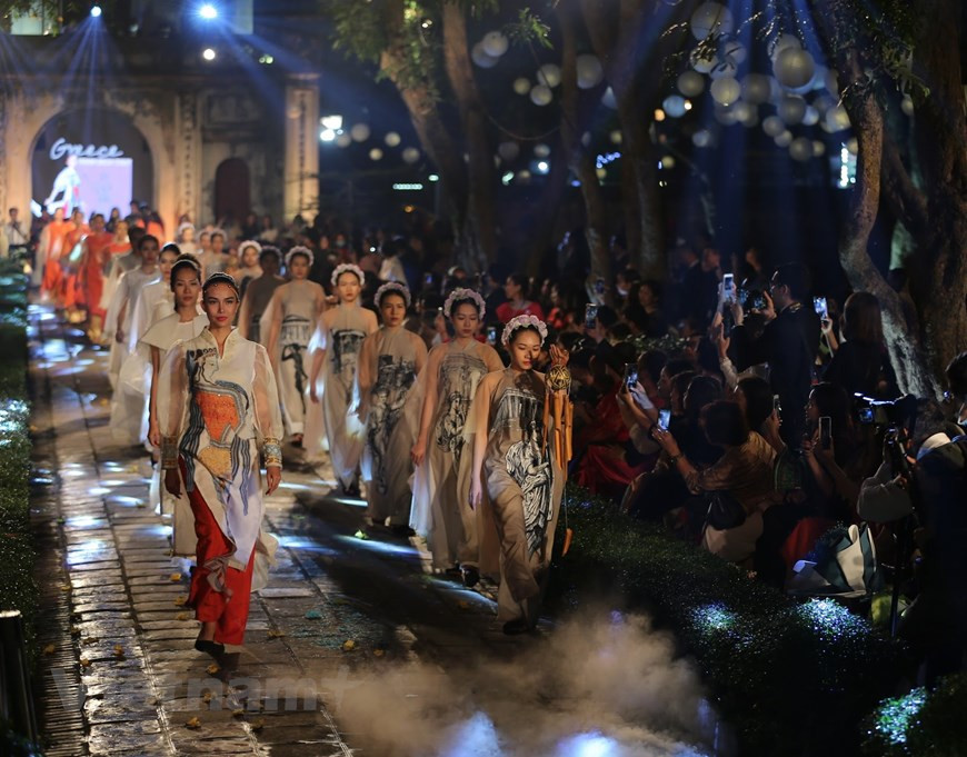 Défilé au Temple de la Littérature. Photo: VNA u