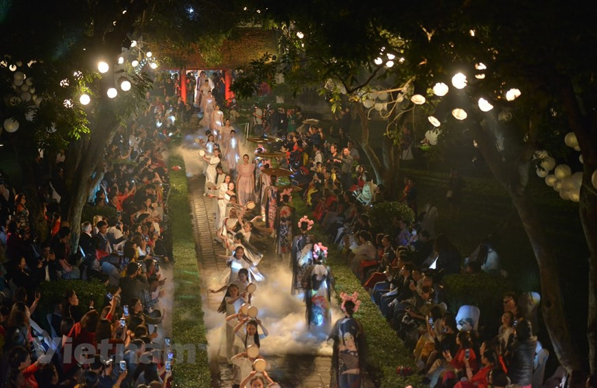 Défilé au Temple de la Littérature. Photo: VNA