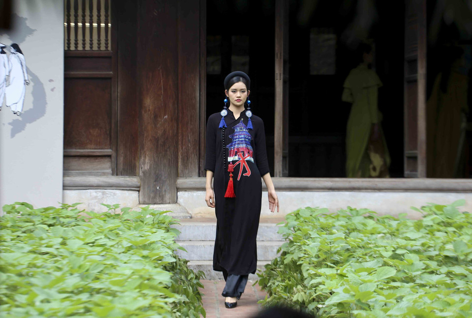 Un ao dai présenté dans le cadre du programme "Ao Dai Cua Chung Ta" . Photo: VNA