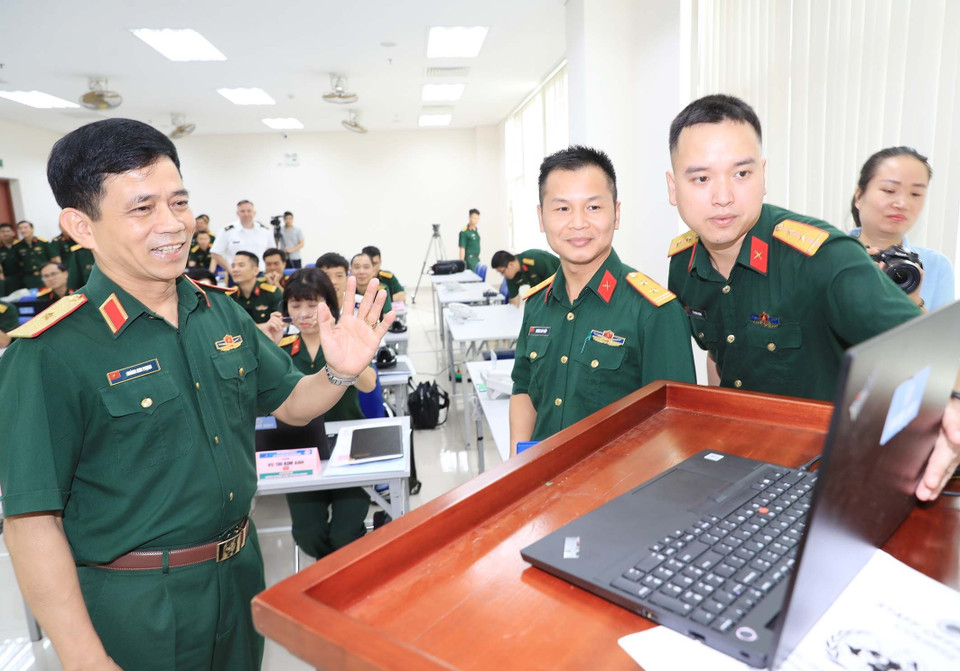 Le général Hoang Kim Phung s'entretient avec des stagiaires pendant le cours. Photo: VNA