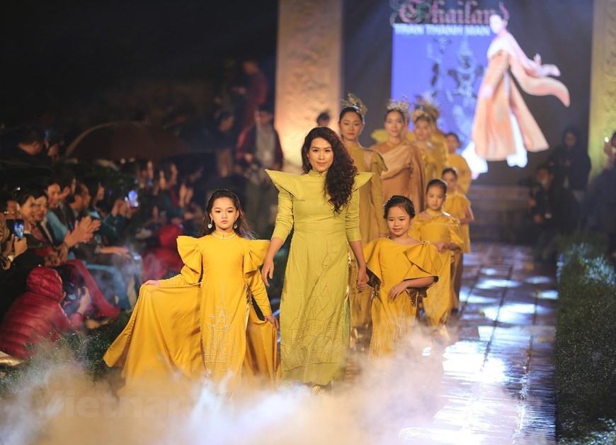 Défilé au Temple de la Littérature. Photo: VNA