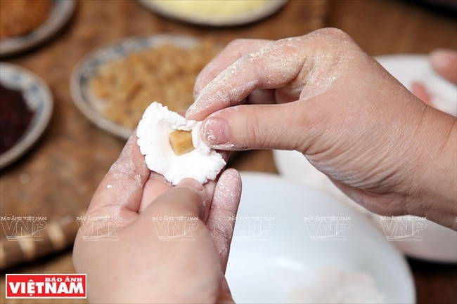 Le gâteau flottant est farci d’un petit morceau de sucre brunâtre.