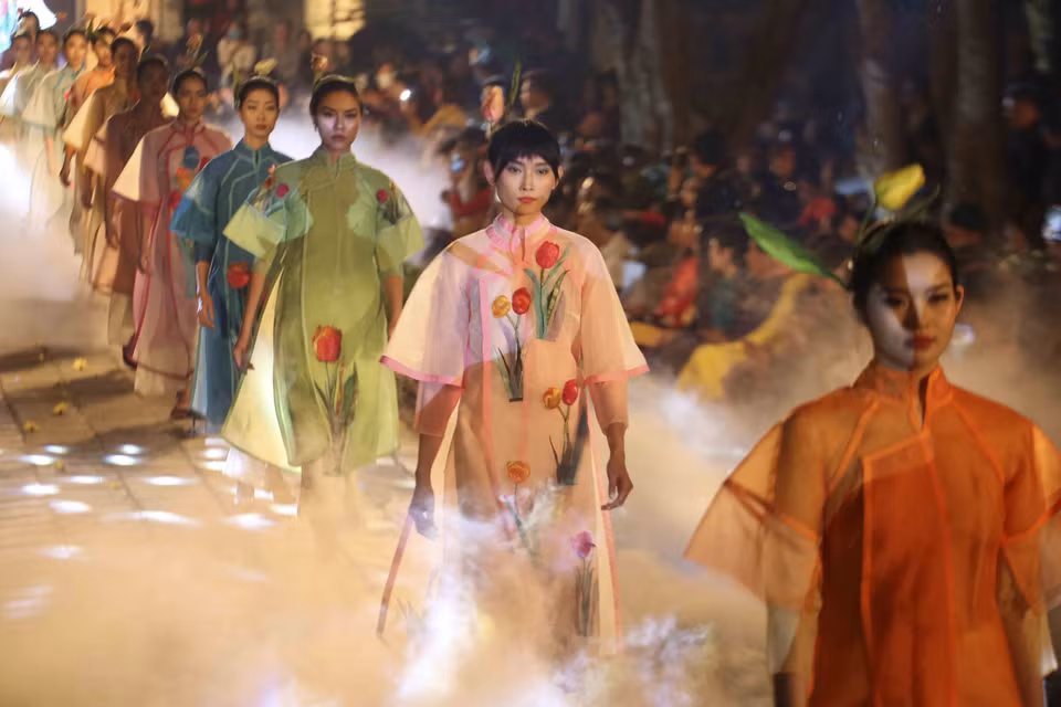 Plus de 400 actrices, mannequins vietnamiens et des épouses d'ambassadeurs de plusieurs pays au Vietnam tels que l’Italie, l’Inde, le Laos et la Biélorussie, ont participé à la manifestation. Photo: VNA