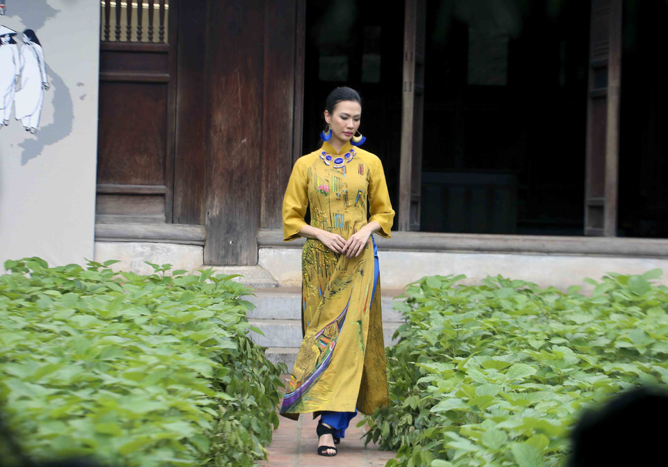 Un ao dai présenté dans le cadre du programme "Ao Dai Cua Chung Ta" . Photo: VNA