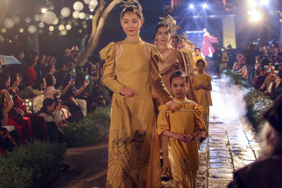 Le programme "Ao Dai Cua Chung Ta" (Notre Ao dai) a été organisé par l’Institut des études culturelles Thang Long, en collaboration avec le magazine « Tinh hoa dat Viet » (Elites du Vietnam). Photo: VNA