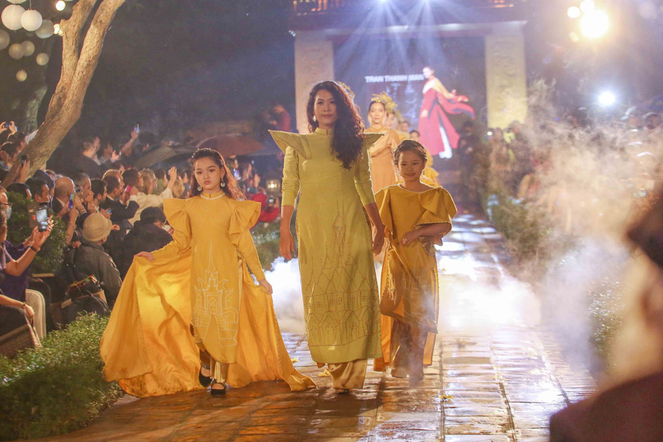 Le programme a présenté des collections de 15 créateurs de mode. Photo: VNA