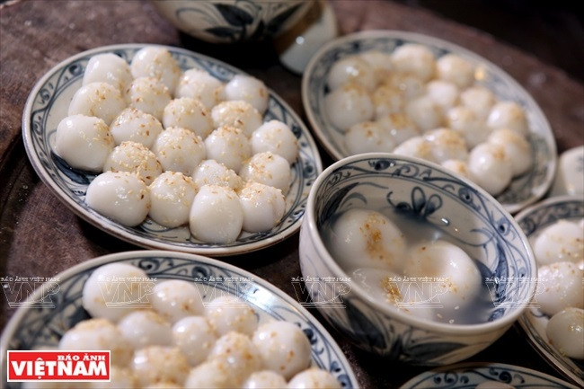 Des assiettes de «banh trôi» et un bol de «banh chay».
