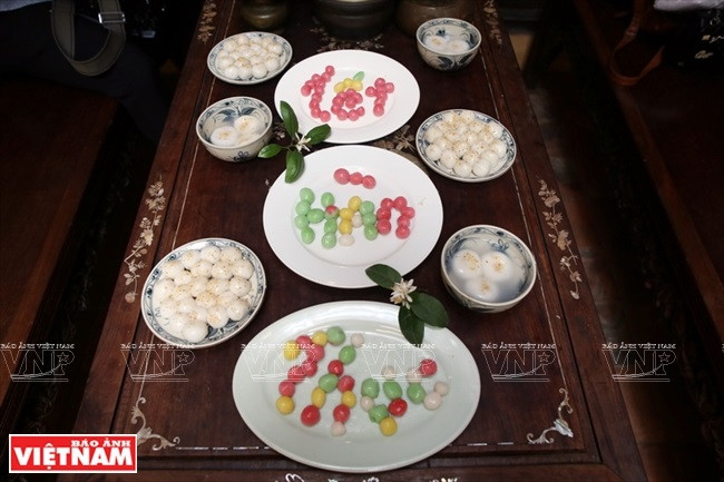 On a inventé des boulettes de riz gluant sucré colorées en utilisant des ingrédients naturels pour colorier la pâte comme : le rouge de la pomme de merveille, le violet du taro...