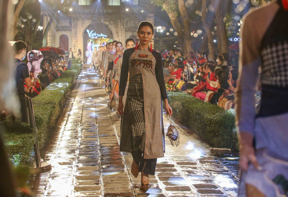 Quinze collections inspirées des cultures de 15 pays à travers le monde ont été présentées, promouvant la beauté culturelle du Vietnam et reflétant ses échanges culturels avec des pays d’Asie et d’Europe. Photo: VNA