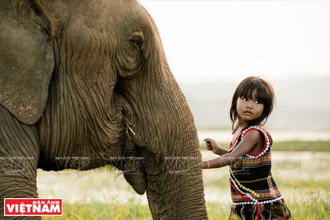 Un enfant de l’ethnie Mnong et son ami. 