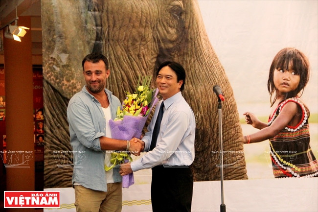 Le directeur du Musée d’ethnographie du Vietnam Vo Quang Trong offrant des fleurs à Réhahn au vernissage de l’exposition «Patrimoine précieux». 