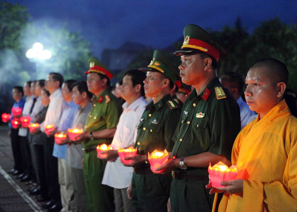 Les autorités de Lai Chau, les responsables militaires locaux et les moines rendent hommage aux soldats tombés au combat lors d'une cérémonie commémorative tenue le 26 juillet. 