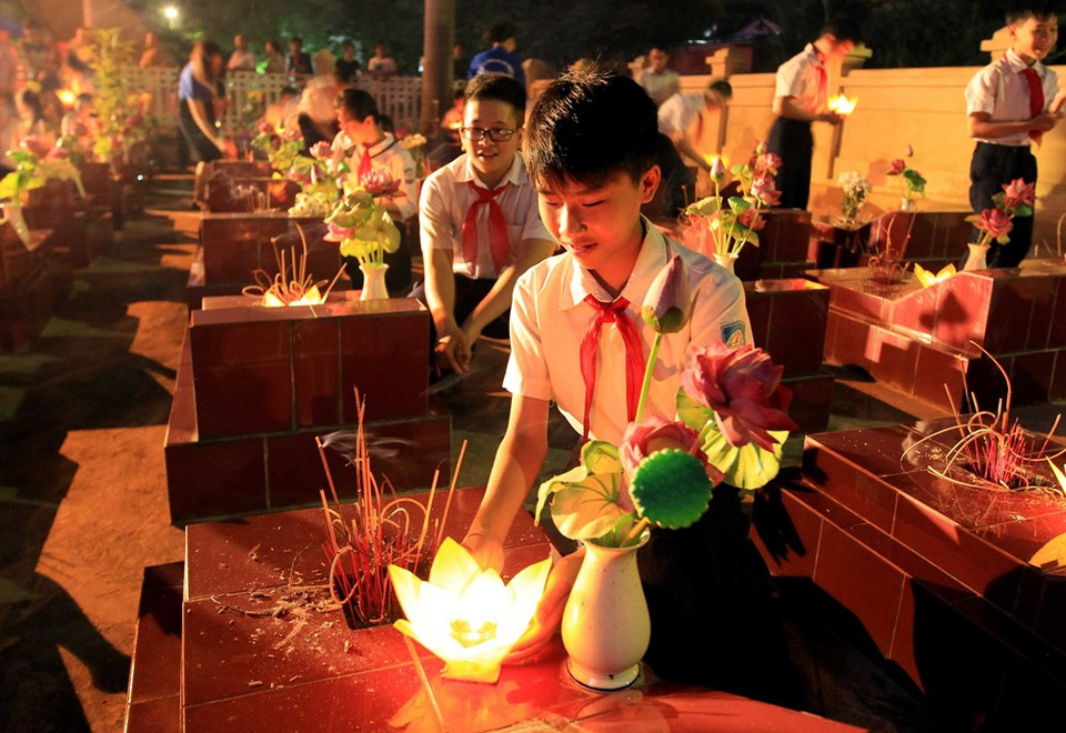 Les élèves commémorent des morts pour la Patrie.