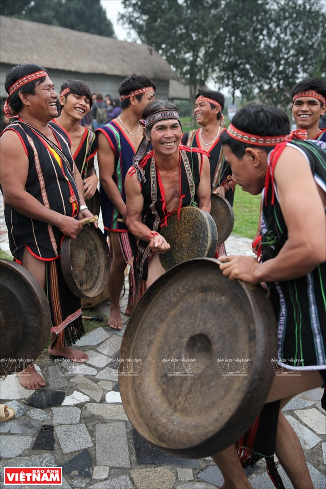 Des habitants du Tây Nguyên jouent du gong au Village culturel des ethnies du Vietnam (Dông Mô, Son Tây, Hanoï). 