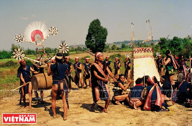 On joue du gong dans la cérémonie d’abandon de la tombe de l’ethnie Joraï. Photo: Archives.