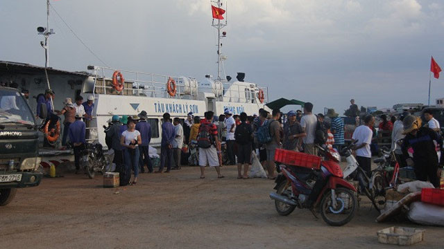 L’animation du port au crépuscule. 