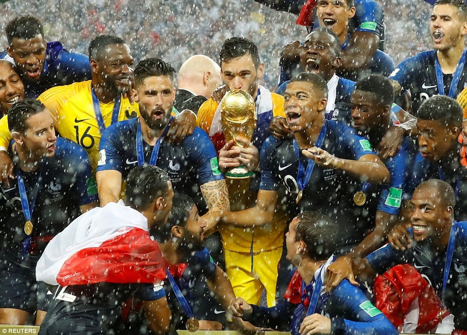 Les Bleus soulèvent la Coupe du monde.