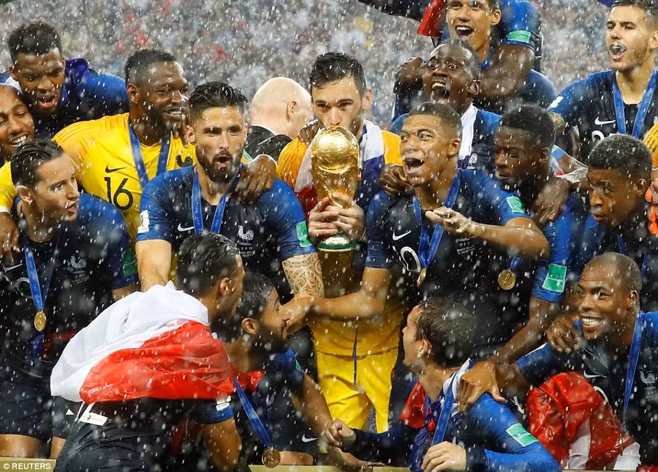Les Bleus soulèvent la Coupe du monde. 